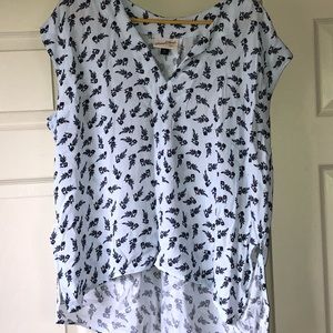 Vneck cap sleeve, side split high low top